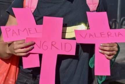 Mujeres de San Antonio la Isla exigieron justicia por los feminicidios que han ocurrido en este municipio, denunciando la falta de seguridad.