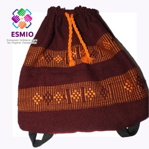 Mochila en color vino con motivos amarillos en telar de cintura