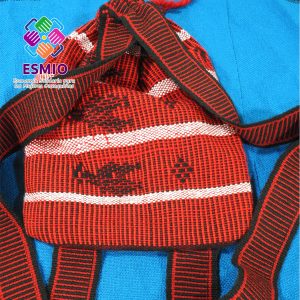 Mochila roja con motivos en telar de cintura