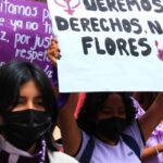 Oaxaca 8M: 1600 veladoras y 608 cruces por las víctimas de feminicidio