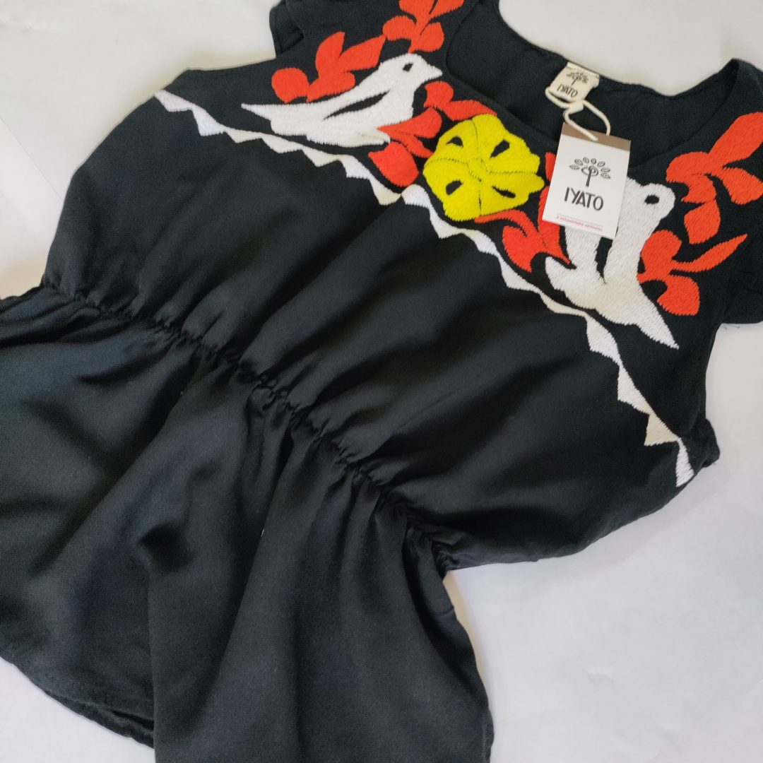 🌺✨ Blusa de Rayón Bordada a Mano – Artesanía con historia y estilo (Negro) ✨🌺