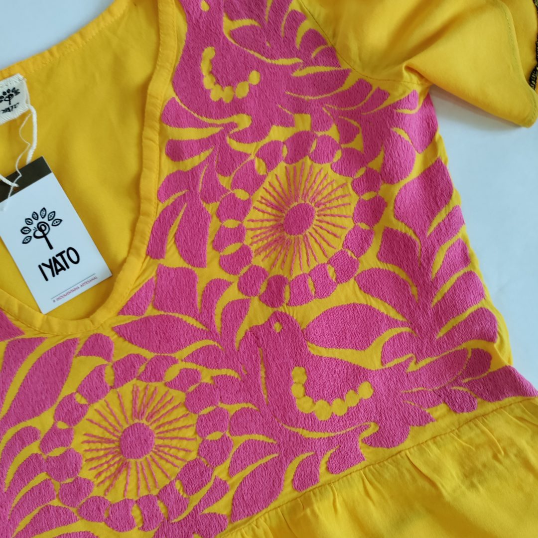 🌺✨ Blusa de Rayón Bordada a Mano – Artesanía con historia y estilo (amarilla con rosa) ✨🌺