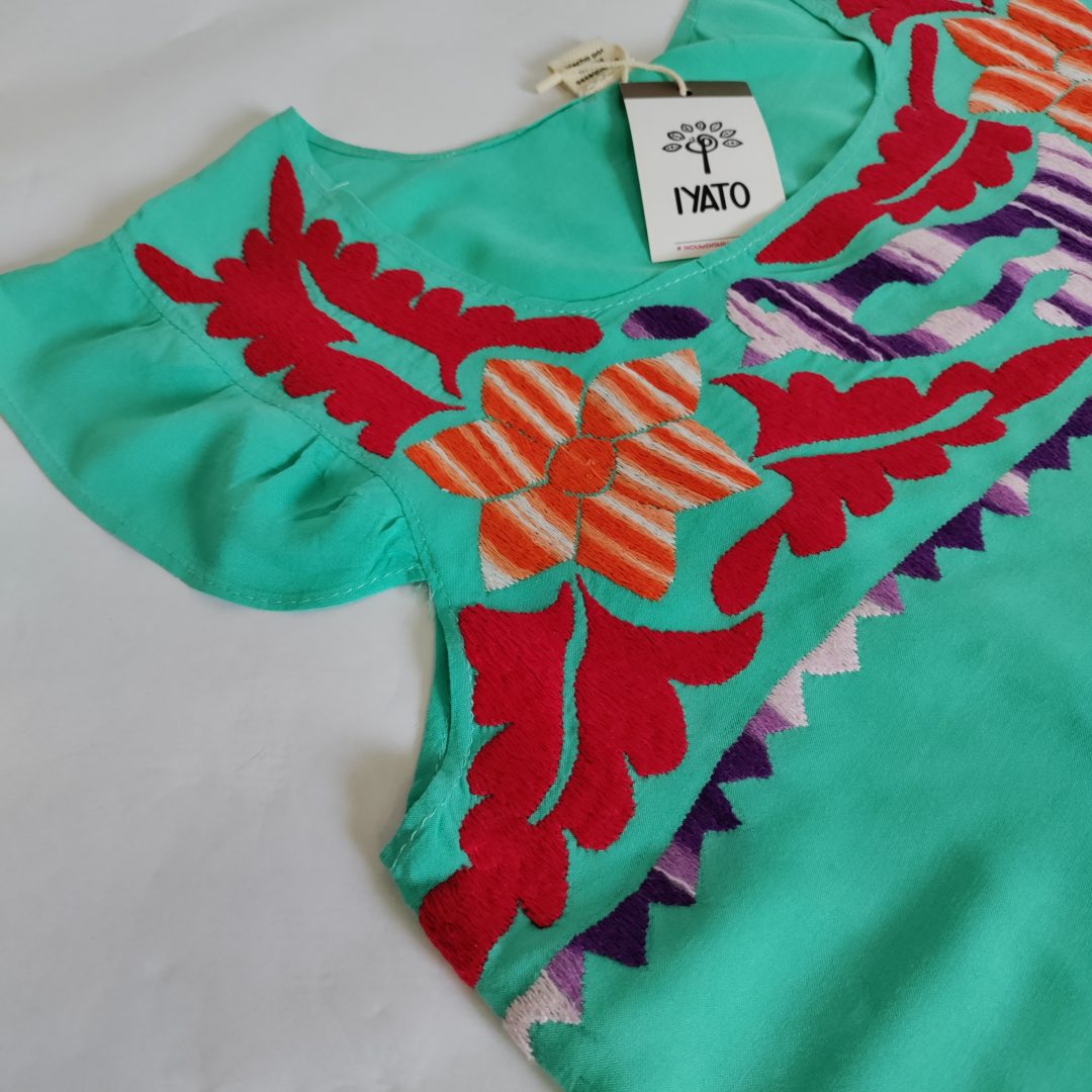 🌺✨ Blusa de Rayón Bordada a Mano – Artesanía con historia y estilo (Verde) ✨🌺